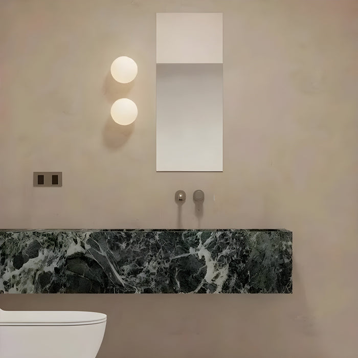 Kinkiet z kloszem z matowego szkła zapewniającym miękkie rozproszenie światła – nowoczesny, minimalistyczny design 1