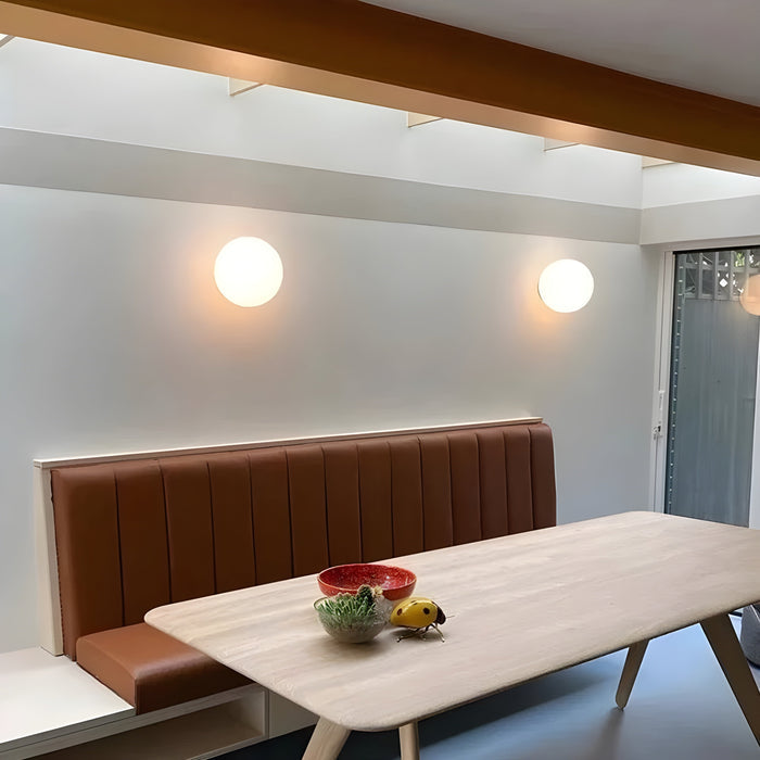 Kinkiet z kloszem z matowego szkła zapewniającym miękkie rozproszenie światła – nowoczesny, minimalistyczny design 2