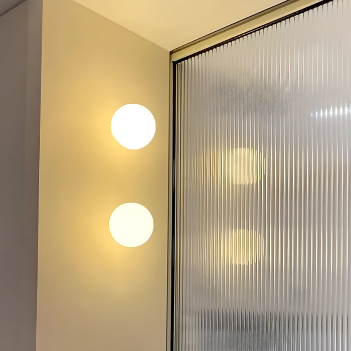 Kinkiet z kloszem z matowego szkła zapewniającym miękkie rozproszenie światła – nowoczesny, minimalistyczny design 3