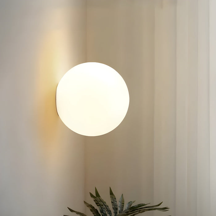Kinkiet z kloszem z matowego szkła zapewniającym miękkie rozproszenie światła – nowoczesny, minimalistyczny design 6