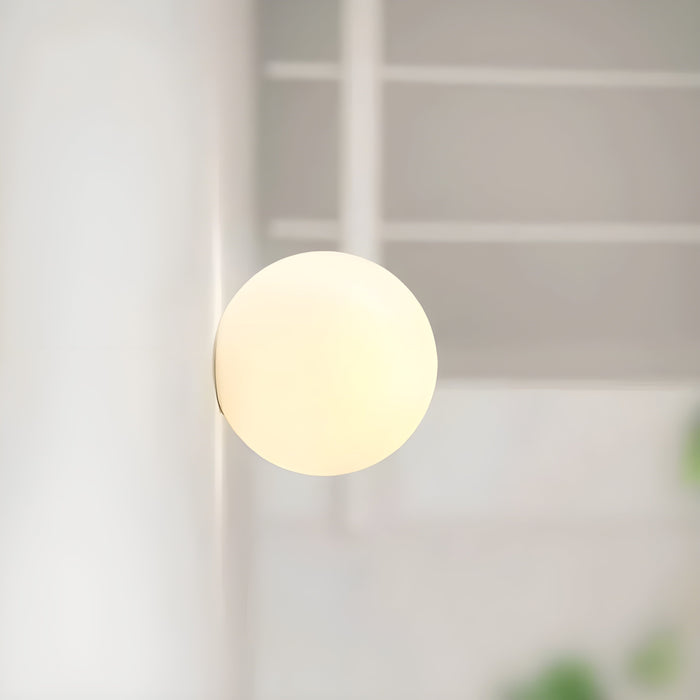 Kinkiet z kloszem z matowego szkła zapewniającym miękkie rozproszenie światła – nowoczesny, minimalistyczny design 7