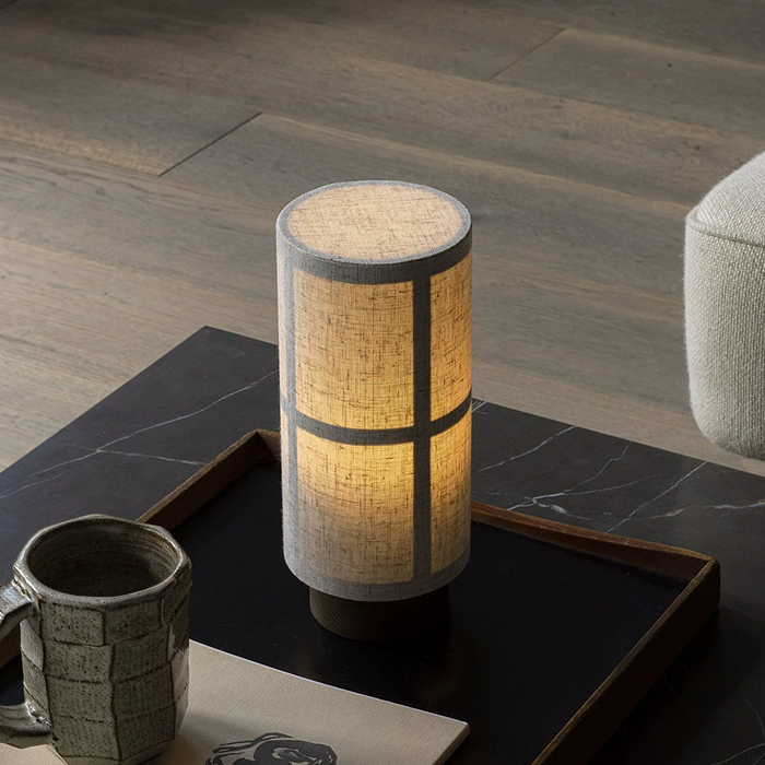Lampa Stołowa Bezprzewodowa z Jedwabiu – Cylindryczny Klosz i Drewniana Podstawa do Salonów i Sypialni 0