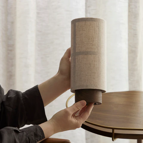 Lampa Stołowa Bezprzewodowa z Jedwabiu – Cylindryczny Klosz i Drewniana Podstawa do Salonów i Sypialni 3